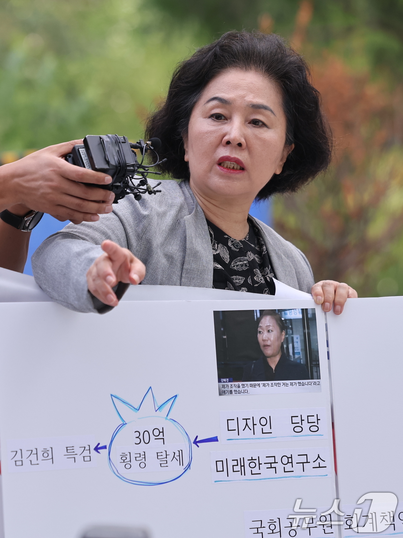 (서울=뉴스1) 박지혜 기자 = 김영선 전 국민의힘 의원이 4일 오전 서울 종로구에 마련된 김건희 특검팀(특별검사 민중기) 사무실로 조사를 받기 위해 출석하며 취재진 질문에 답하고 …