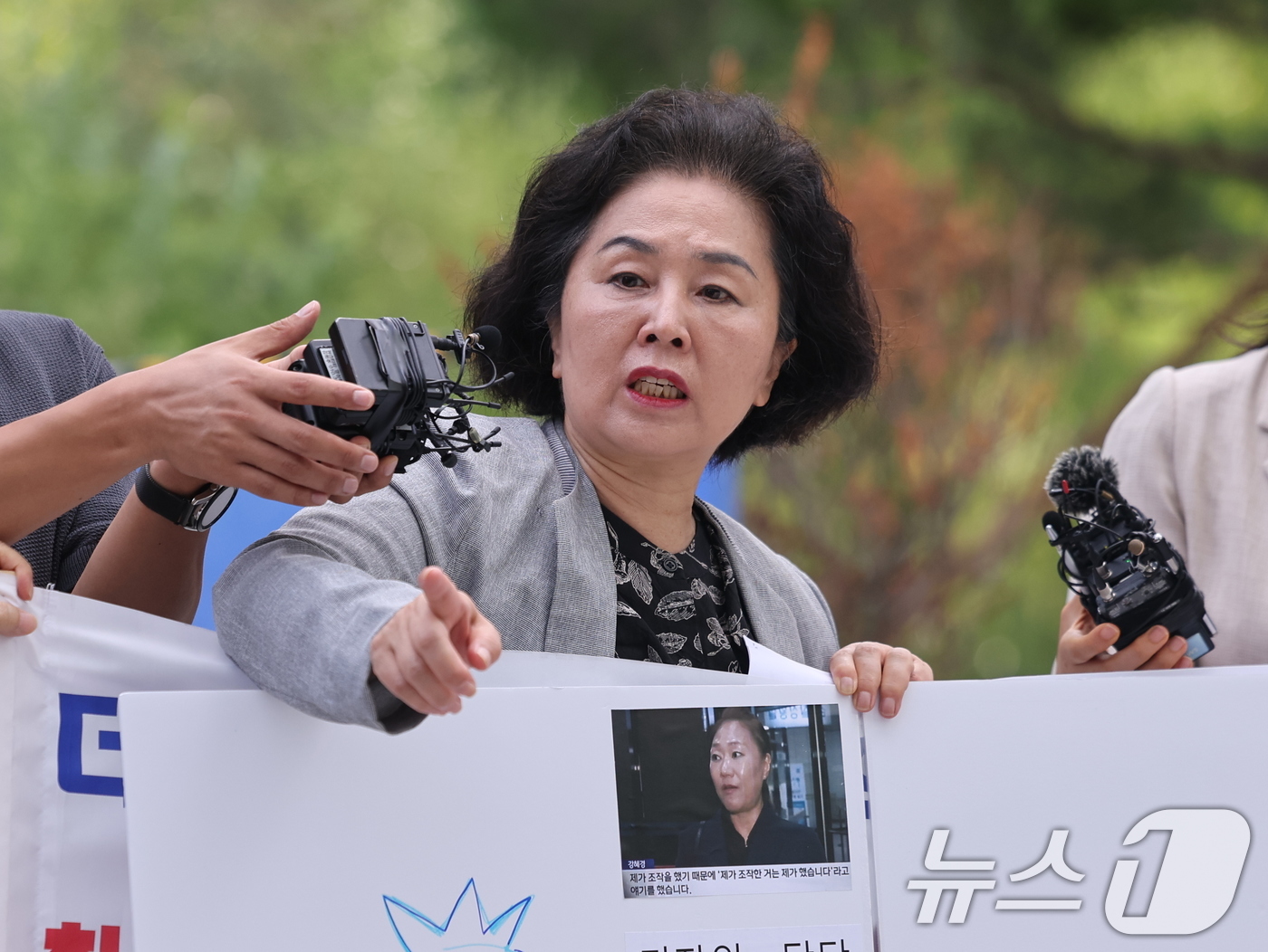 (서울=뉴스1) 박지혜 기자 = 김영선 전 국민의힘 의원이 4일 오전 서울 종로구에 마련된 김건희 특검팀(특별검사 민중기) 사무실로 조사를 받기 위해 출석하며 취재진 질문에 답하고 …