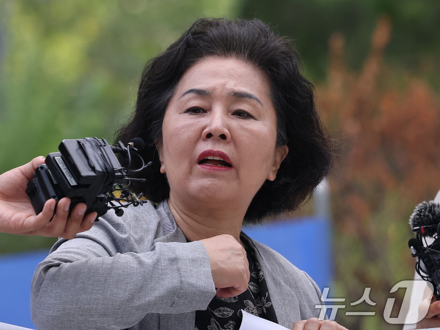 (서울=뉴스1) 박지혜 기자 = 김영선 전 국민의힘 의원이 4일 오전 서울 종로구에 마련된 김건희 특검팀(특별검사 민중기) 사무실로 조사를 받기 위해 출석하며 취재진 질문에 답하고 …