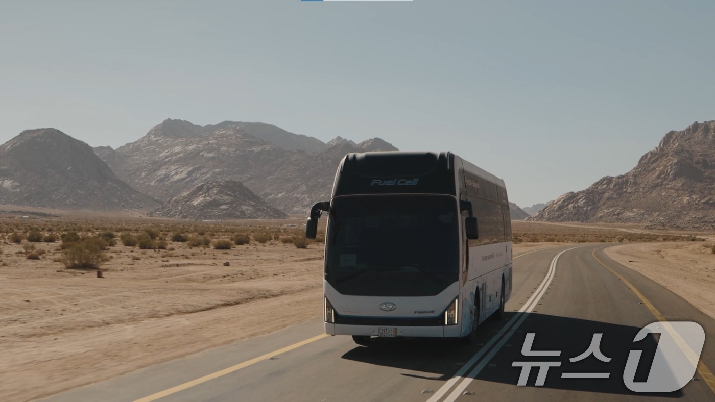 (서울=뉴스1) = 현대차그룹은 네옴 트로제나 지역에서 지난 5월 실시한 수소 모빌리티 주행 실증 영상을 4일 공개했다.사진은 사우디아라비아의 네옴 트로제나 지역에서 현대차 유니버 …