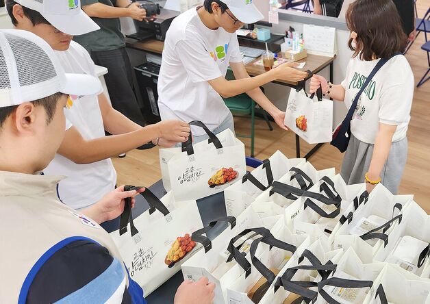 교촌치킨, 대학RCY와 발달장애인 음악단 '뮤직팔레트'에 치킨 나눔