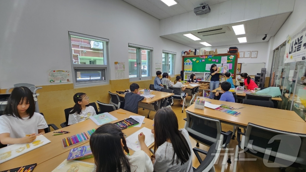 (대전=뉴스1) = 대전 서구 괴정동 주민자치회는 지난 1일 공립 지치울작은도서관에서 ‘우리마을 키즈존 방학 특강–아동 미술 프로그램’ 개강식을 열고, 본격적인 여름방학 프로그램 …