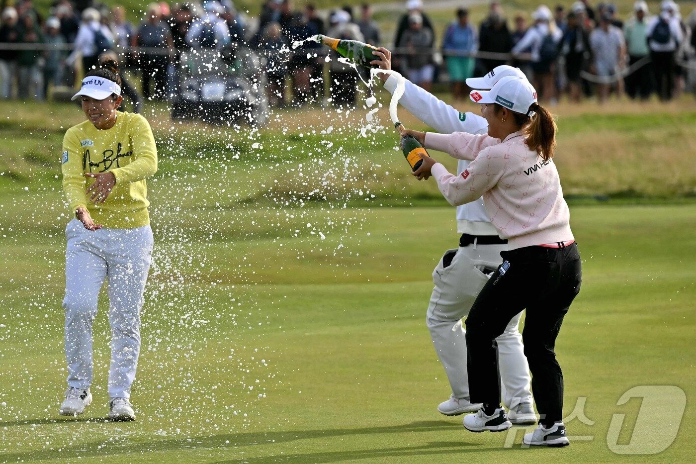 본문 이미지 - 야마시타 미유&#40;일본&#41;가 3일&#40;현지시간&#41; 열린 AIG 위민스 오픈에서 우승한 직후 동료들의 축하를 받고 있다. ⓒ AFP=뉴스1