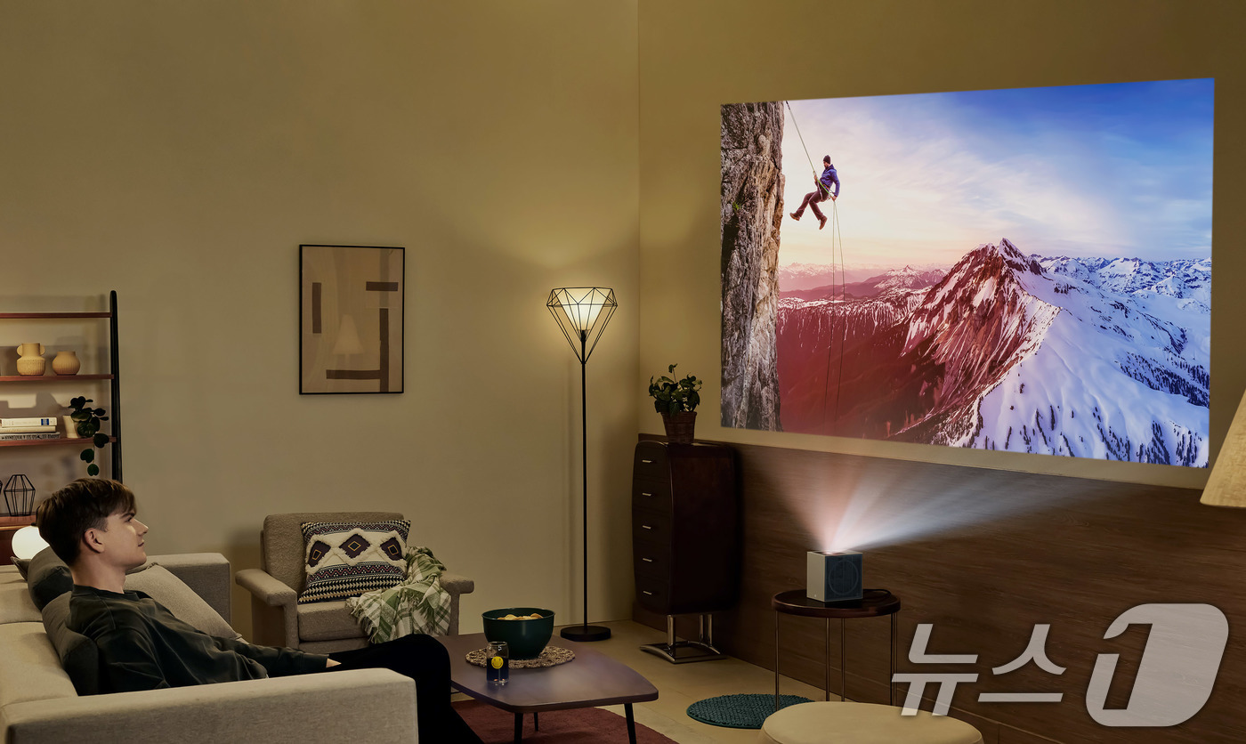 (서울=뉴스1) = LG전자가 강력한 성능과 미니멀 디자인을 모두 갖춘 시네빔 쇼츠를  출시하며 라이프스타일 프로젝터 트렌드를 선도한다고 4일 밝혔다. (LG전자 제공. 재판매 및 …