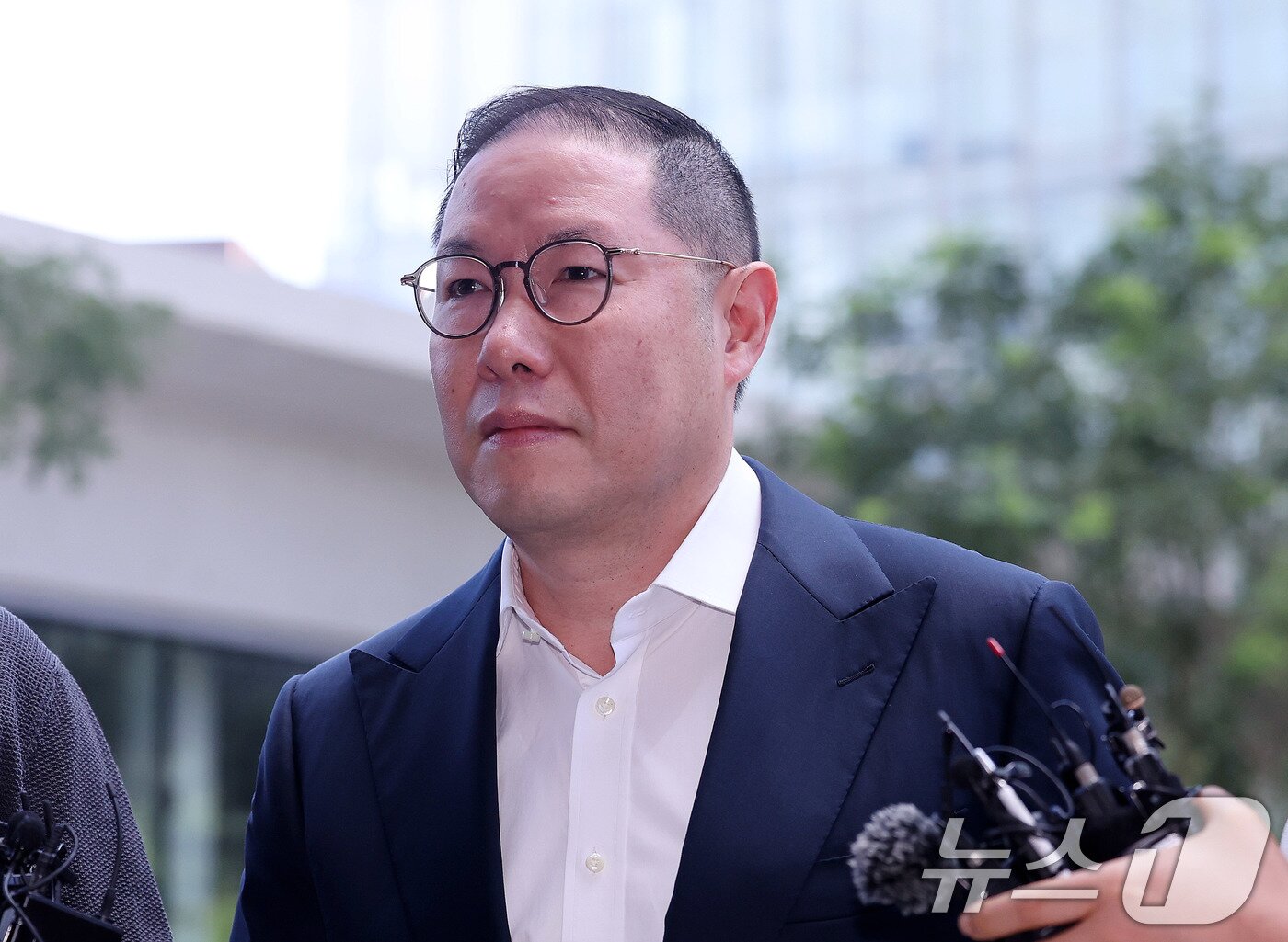 본문 이미지 - 조현상 HS 효성 부회장이 4일 오전 서울 종로구에 마련된 김건희 특검팀&#40;특별검사 민중기&#41; 사무실로 조사를 받기 위해 출석하고 있다. 2025.8.4/뉴스1 ⓒ News1 박지혜 기자