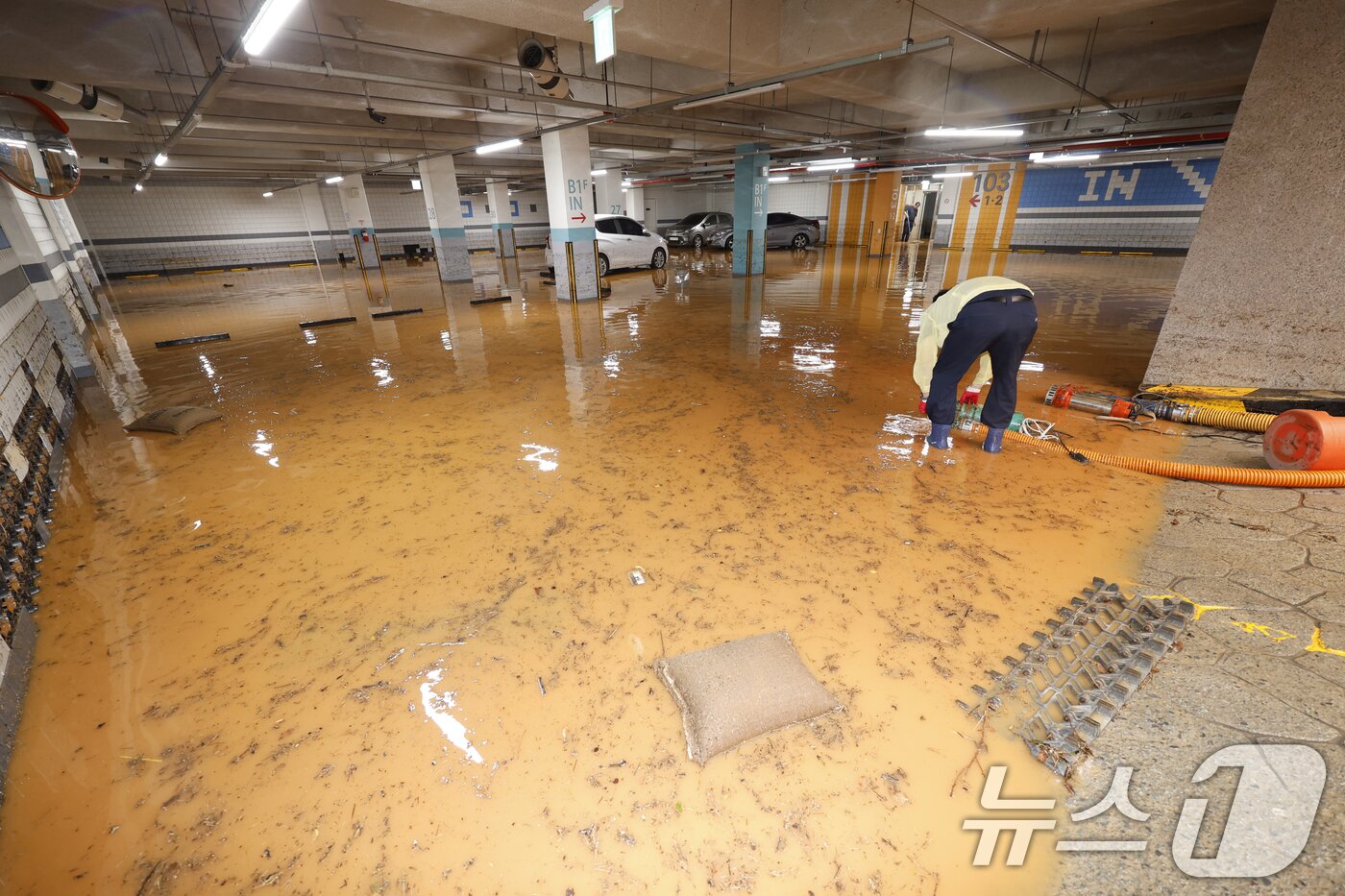 본문 이미지 - 4일 전남 무안군 무안읍 한 아파트 주차장이 폭우에 침수돼 주민들이 흙탕물을 퍼내고 있다. 2025.8.4/뉴스1 ⓒ News1 김태성 기자