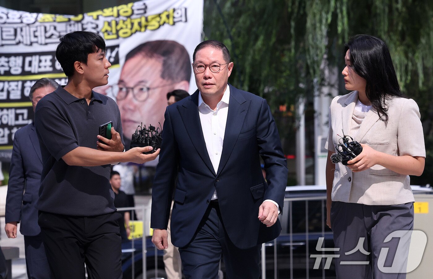 본문 이미지 - 조현상 HS 효성 부회장이 4일 오전 서울 종로구에 마련된 김건희 특검팀&#40;특별검사 민중기&#41; 사무실로 조사를 받기 위해 출석하고 있다. 2025.8.4/뉴스1 ⓒ News1 박지혜 기자