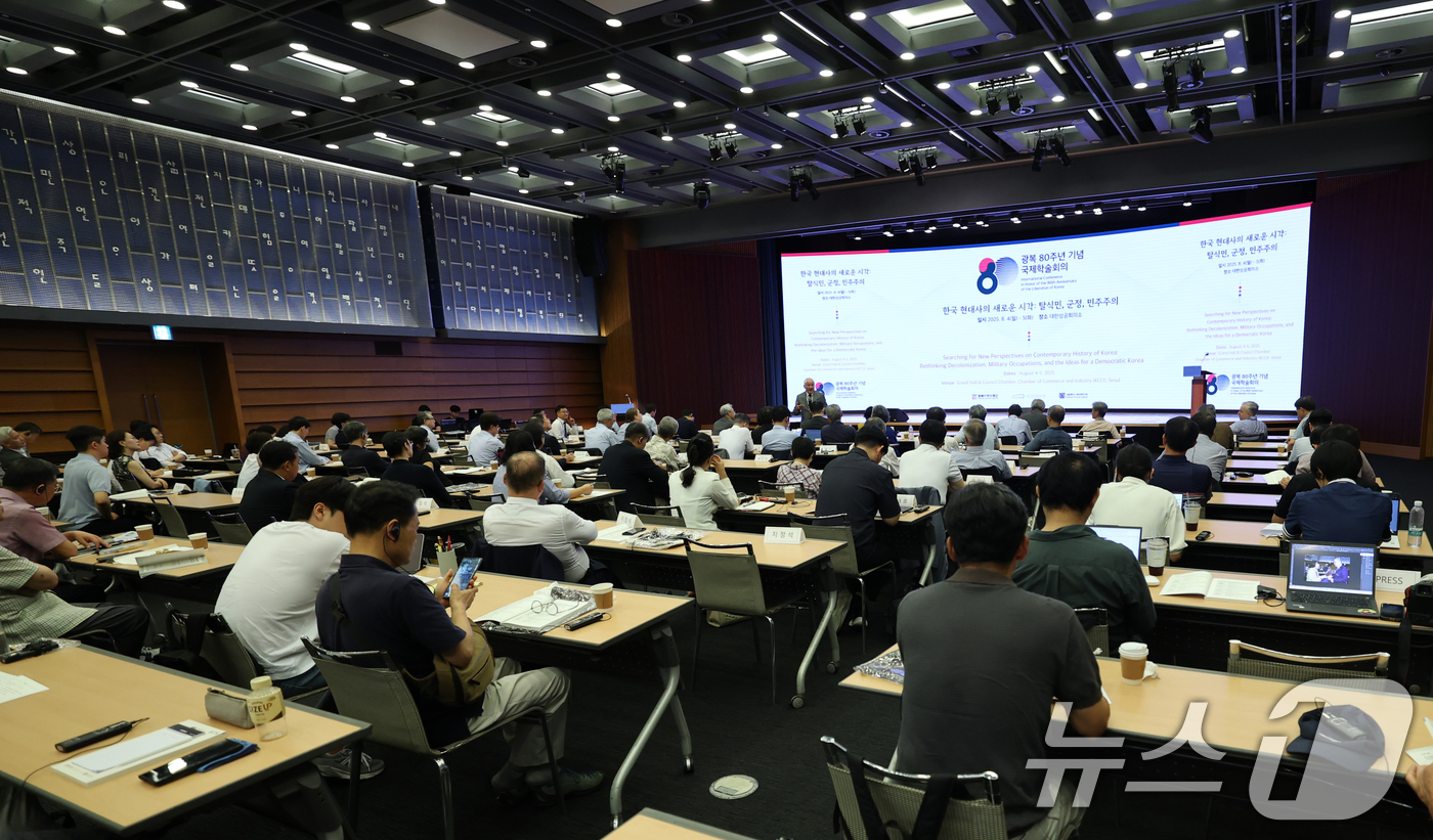 (서울=뉴스1) 권현진 기자 = 스티븐 코트킨 스탠퍼드대 교수가 4일 오전 서울 중구 대한상공회의소 국제회의장에서 열린 동북아역사재단 '광복 80주년 기념 국제학술회의‘에서 ’스탈 …