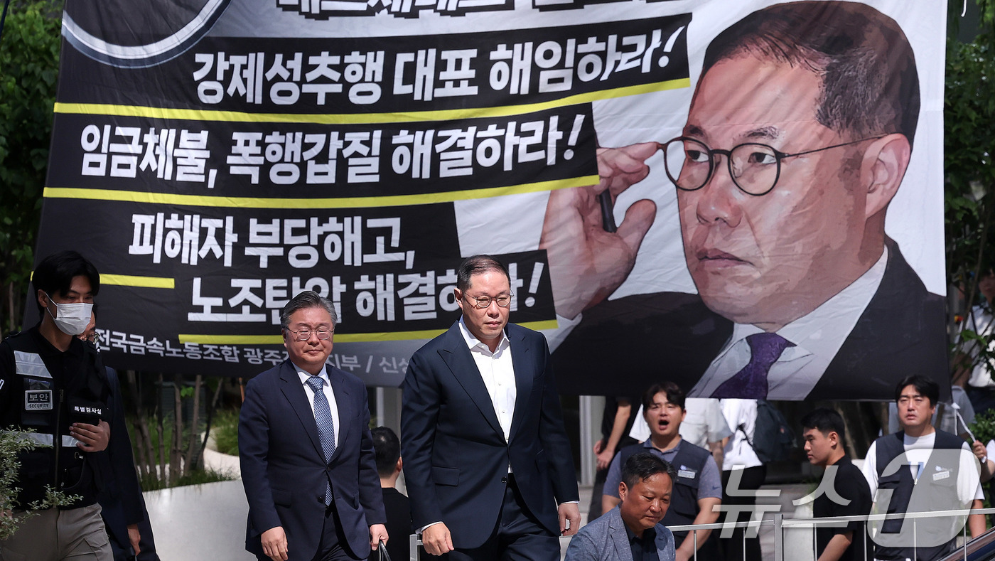 (서울=뉴스1) 박지혜 기자 = 조현상 HS 효성 부회장이 4일 오전 서울 종로구에 마련된 김건희 특검팀(특별검사 민중기) 사무실로 조사를 받기 위해 출석하고 있다.  2025.8 …