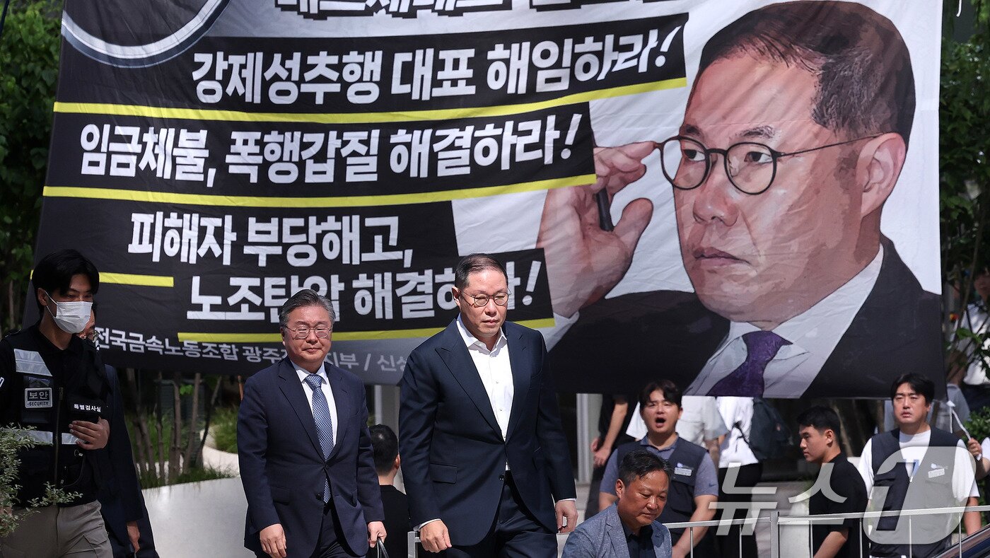 본문 이미지 - 조현상 HS 효성 부회장이 4일 오전 서울 종로구에 마련된 김건희 특검팀&#40;특별검사 민중기&#41; 사무실로 조사를 받기 위해 출석하고 있다. 2025.8.4/뉴스1 ⓒ News1 박지혜 기자