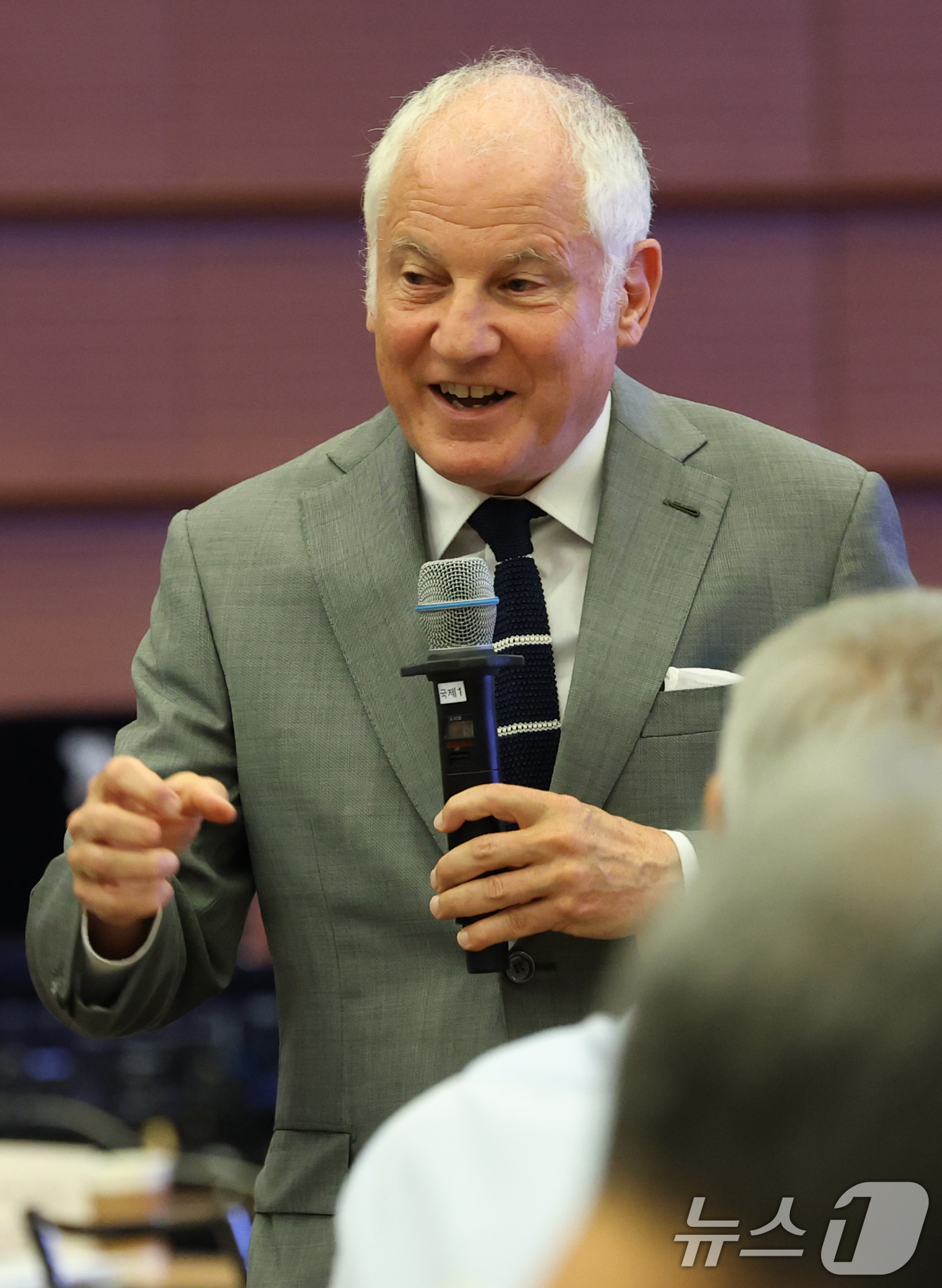 (서울=뉴스1) 권현진 기자 = 스티븐 코트킨 스탠퍼드대 교수가 4일 오전 서울 중구 대한상공회의소 국제회의장에서 열린 동북아역사재단 '광복 80주년 기념 국제학술회의‘에서 ’스탈 …