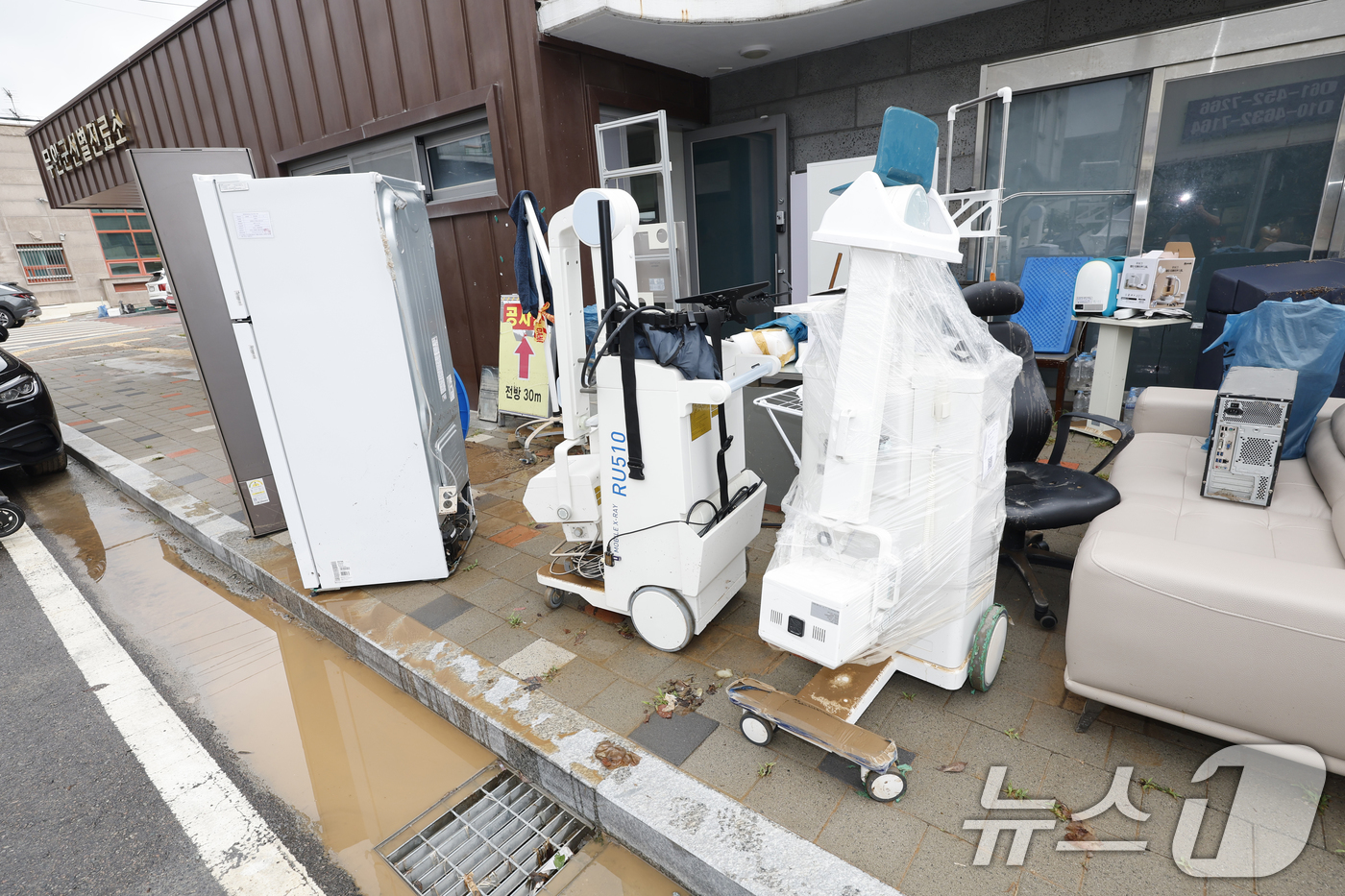 (무안=뉴스1) 김태성 기자 = 4일 전남 무안군 무안보건소가 전날 내린  폭우로 선별진료소 사무실이 잠겨 직원들이 집기들을 꺼내고 있다. 2025.8.4/뉴스1