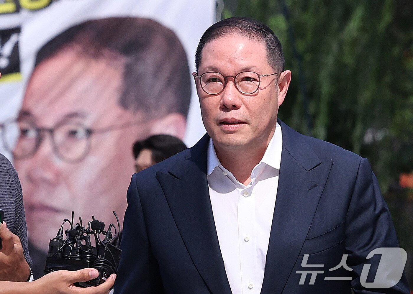 본문 이미지 - 조현상 HS 효성 부회장이 4일 오전 서울 종로구에 마련된 김건희 특검팀&#40;특별검사 민중기&#41; 사무실로 조사를 받기 위해 출석하고 있다. 2025.8.4/뉴스1 ⓒ News1 박지혜 기자