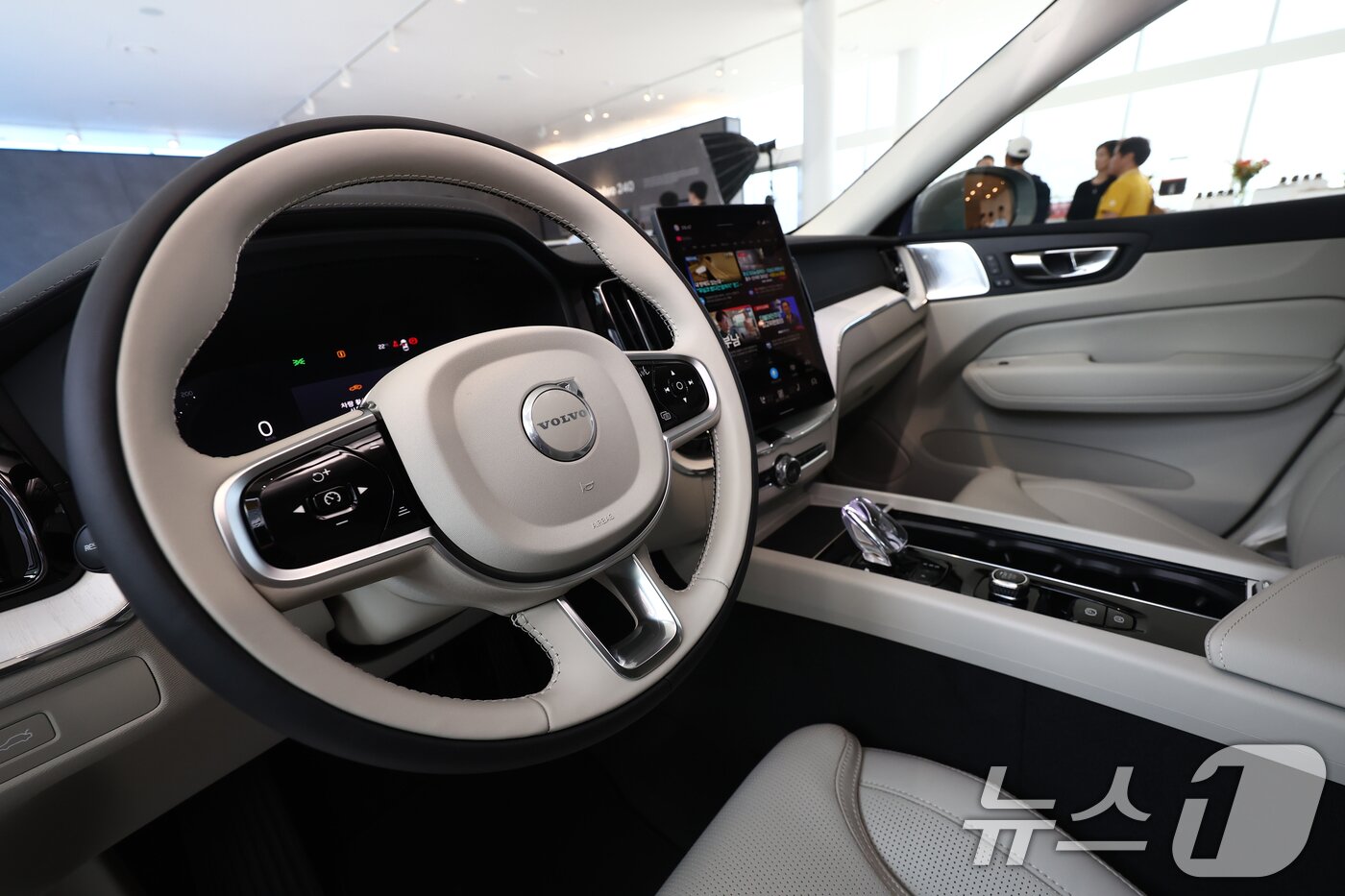 본문 이미지 - 볼보자동차코리아가 4일 서울 용산 전시장에서 공개한 중형 스포츠유틸리티차&#40;SUV&#41; &#39;XC60&#39;의 내부.  2세대 모델 2차 페이스리프트 버전으로 전작 대비 2.,2인치 커진 센터 디스플레이가 눈에 띈다. 나파 레더 소재의 시트 색상으로는 블론드가 적용됐다.  2025.8.4/뉴스1 ⓒ News1 김민지 기자