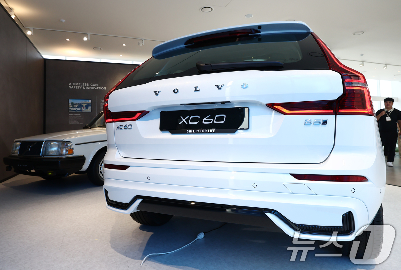 (서울=뉴스1) 김민지 기자 = 볼보자동차코리아가 프리미엄 중형 SUV인 신형 'XC60'을 출시했다.스냅드래곤 콕핏 플랫폼을 기반으로 기존보다 두 배 이상 빠른 '볼보 카 UX' …