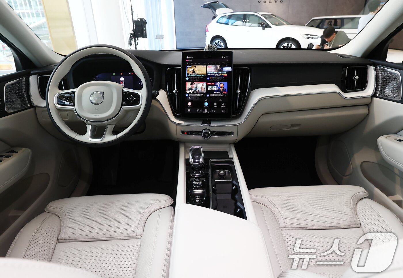 본문 이미지 - 볼보자동차코리아가 4일 서울 용산 전시장에서 공개한 중형 스포츠유틸리티차&#40;SUV&#41; &#39;XC60&#39;의 내부.  2세대 모델 2차 페이스리프트 버전으로 전작 대비 2.,2인치 커진 센터 디스플레이가 눈에 띈다. 나파 레더 소재의 시트 색상으로는 블론드가 적용됐다.  2025.8.4/뉴스1 ⓒ News1 김민지 기자