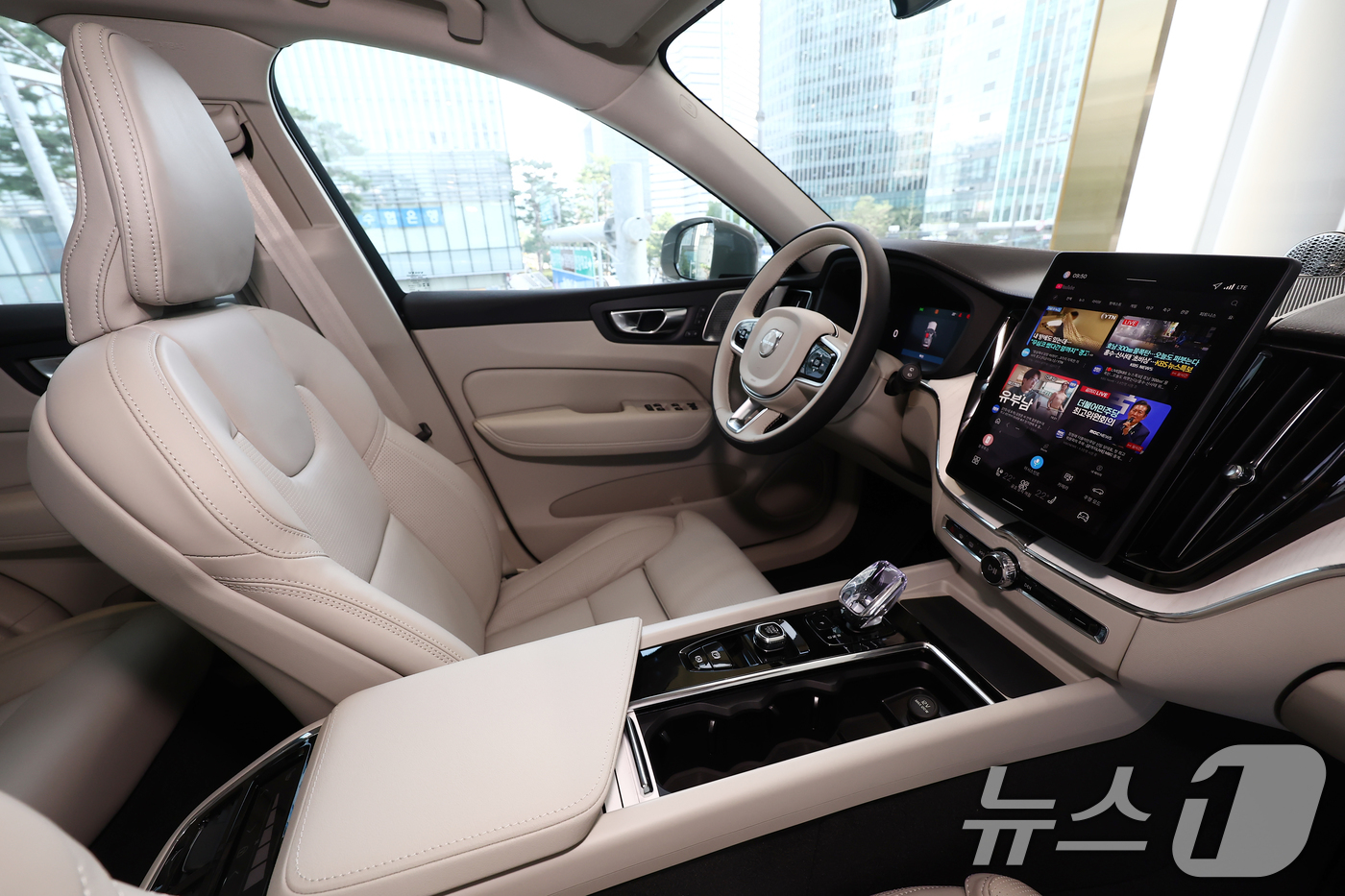 (서울=뉴스1) 김민지 기자 = 볼보자동차코리아가 프리미엄 중형 SUV인 신형 'XC60'을 출시했다.스냅드래곤 콕핏 플랫폼을 기반으로 기존보다 두 배 이상 빠른 '볼보 카 UX' …