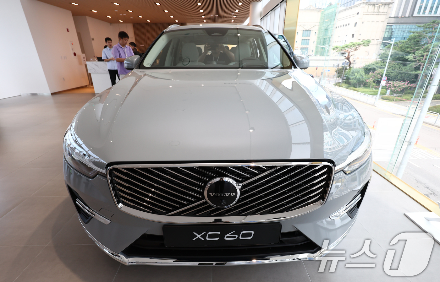(서울=뉴스1) 김민지 기자 = 볼보자동차코리아가 프리미엄 중형 SUV인 신형 'XC60'을 출시했다.스냅드래곤 콕핏 플랫폼을 기반으로 기존보다 두 배 이상 빠른 '볼보 카 UX' …