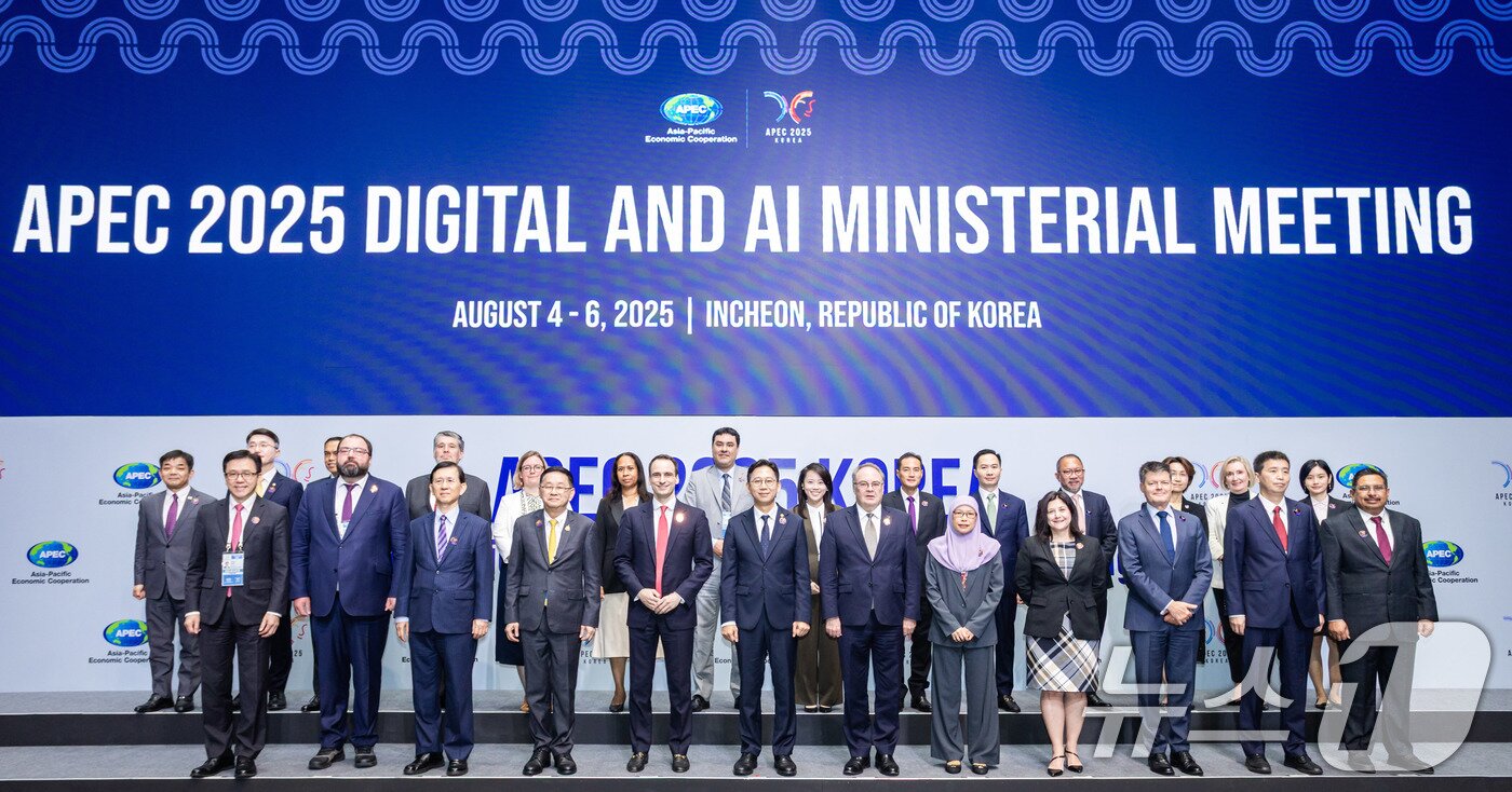 본문 이미지 - 배경훈 과학기술정보통신부 장관이 4일 인천광역시 연수구 송도컨벤시아에서 열린 &#39;아시아태평양경제협력체&#40;APEC&#41; 디지털 AI 장관회의&#39;에서 기념 촬영을 하고 있다. &#40;과학기술정보통신부 제공. 재판매 및 DB 금지&#41; 2025.8.4/뉴스1