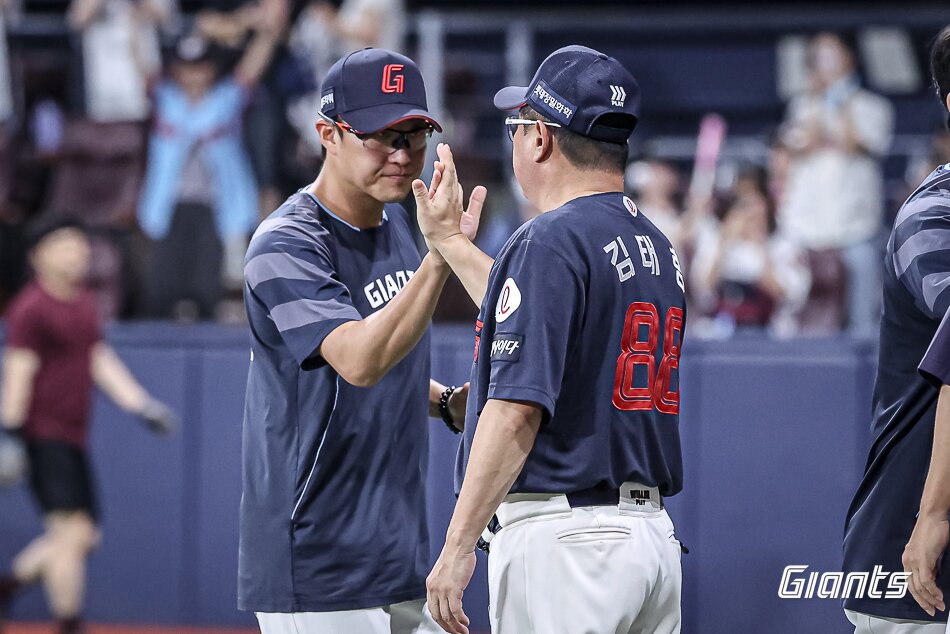 본문 이미지 - 롯데 자이언츠 김태형 감독&#40;오른쪽&#41;과 &#39;안경 에이스&#39; 박세웅. &#40;롯데 자이언츠 제공&#41;