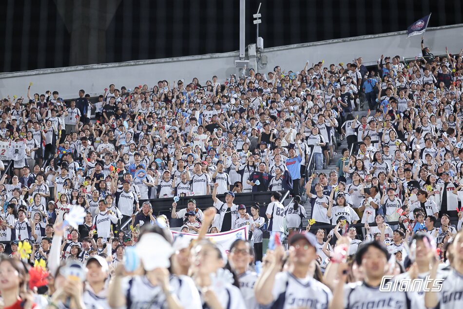 본문 이미지 - 8년 만에 가을야구를 기대하는 롯데 자이언츠 팬들. &#40;롯데 자이언츠 제공&#41;