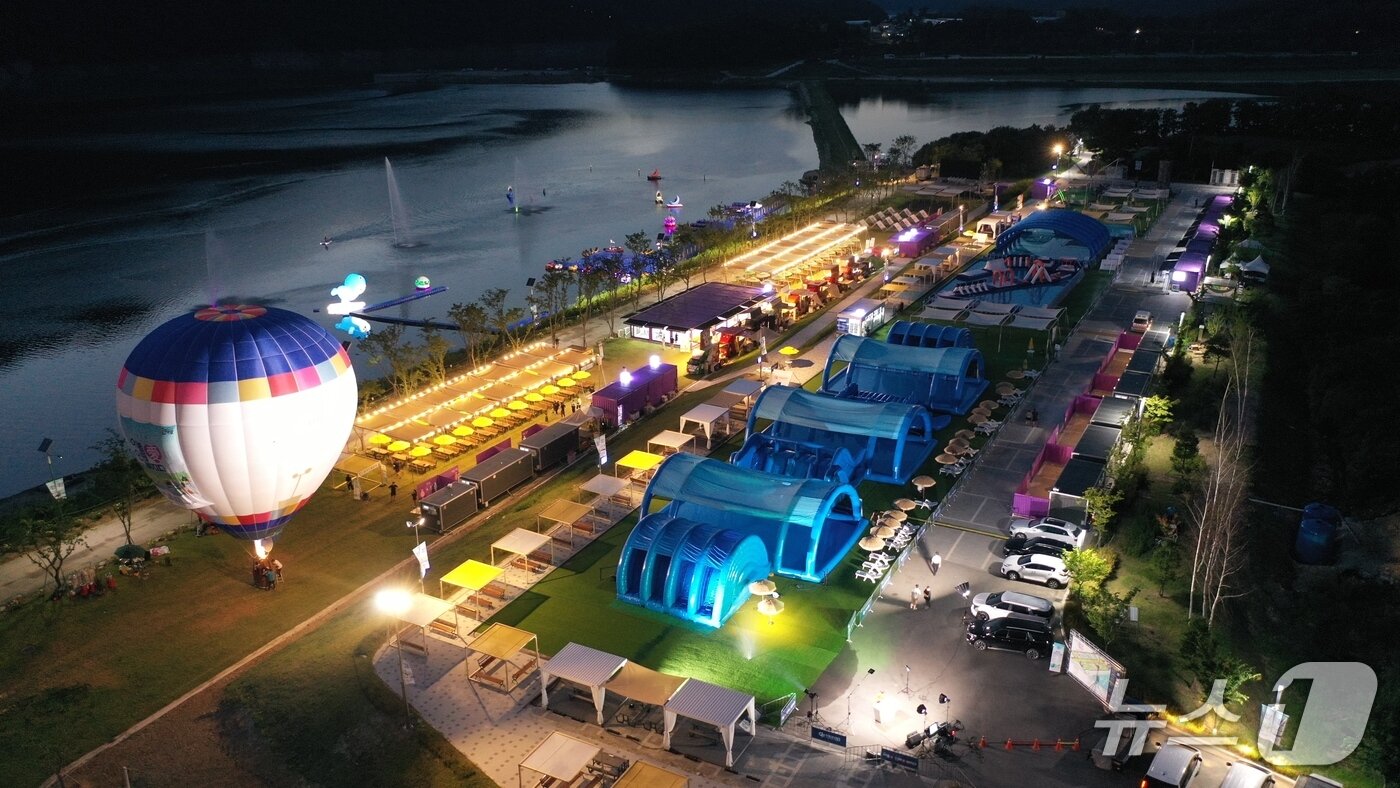 본문 이미지 - 지난달 26일 개막한 강원 인제군 여름 축제인 &#39;여름愛 인제愛 빠지다&#39; 행사장의 야경. 이번 축제는 8월10일까지 이어진다.&#40;인제군 제공. 재판매 및 DB금지&#41;/뉴스1