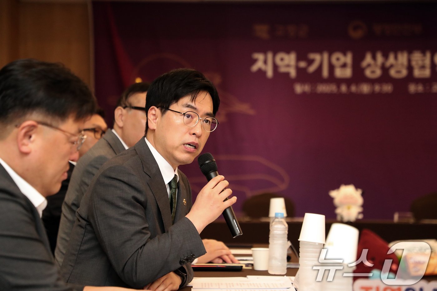 (서울=뉴스1) = 김민재 행정안전부 차관이 4일 전북 고창군 웰파크호텔에서 열린 인구감소지역 경제활성화 및 기업과 지자체간 상생모델 확산을 위한 ‘지역-기업 상생 협약식’에 참석 …