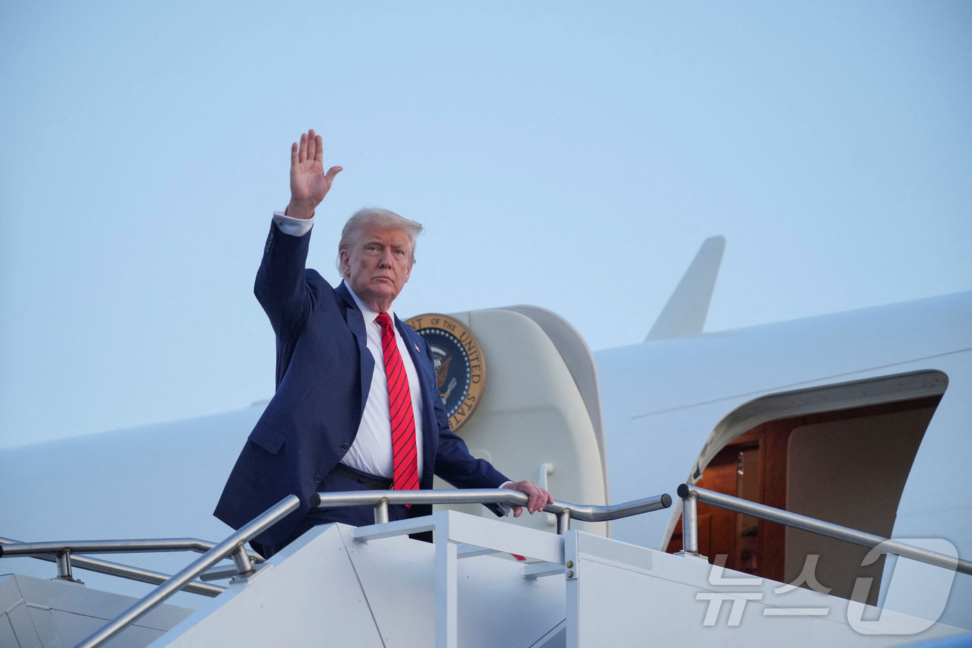 (앨런타운 로이터=뉴스1) 최종일 선임기자 = 도널드 트럼프 미국 대통령이 3일(현지시간) 펜실베이니아주 앨런타운의 리하이밸리 국제공항에서 전용이 에어포스원 탑승 전 손을 흔들고 …