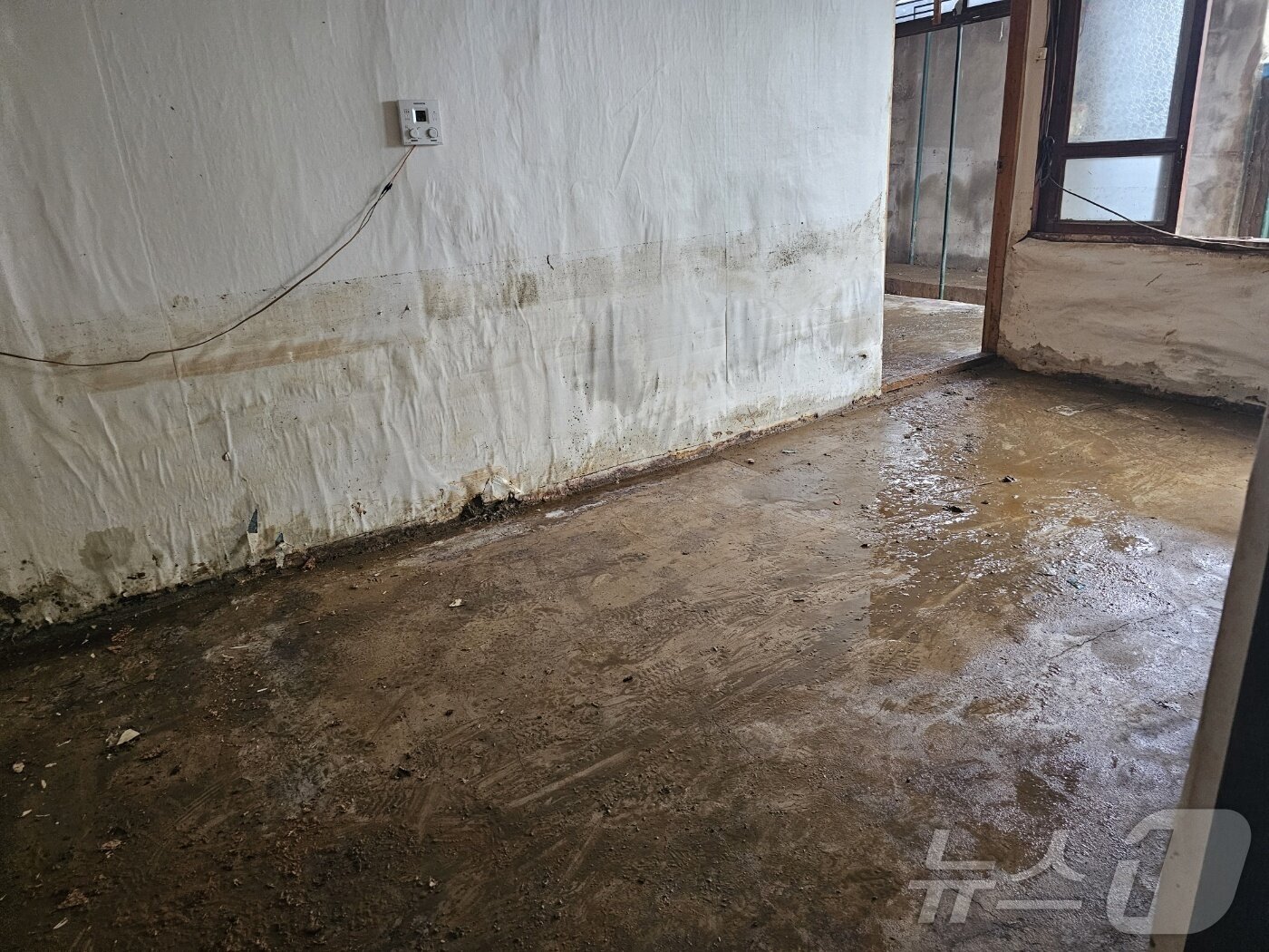 본문 이미지 - 4일 광주 북구 신안동 서방천 인근 마을 주택이 침수돼 있다. 2025.8.4/뉴스1 ⓒ News1 최성국 기자