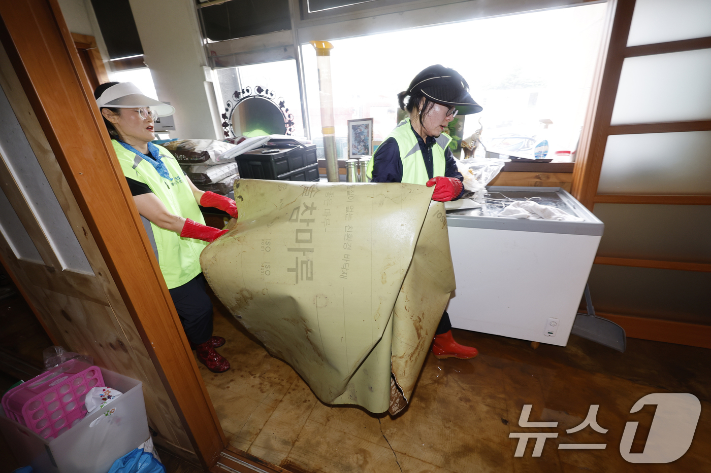 (무안=뉴스1) 김태성 기자 = 4일 전남 무안군 무안보건소 앞 한 식당에는 전날 내린  폭우로 침수돼 사회복지협의회 회원들과 상인들이 가게를 정리하고 있다. 2025.8.4/뉴스 …