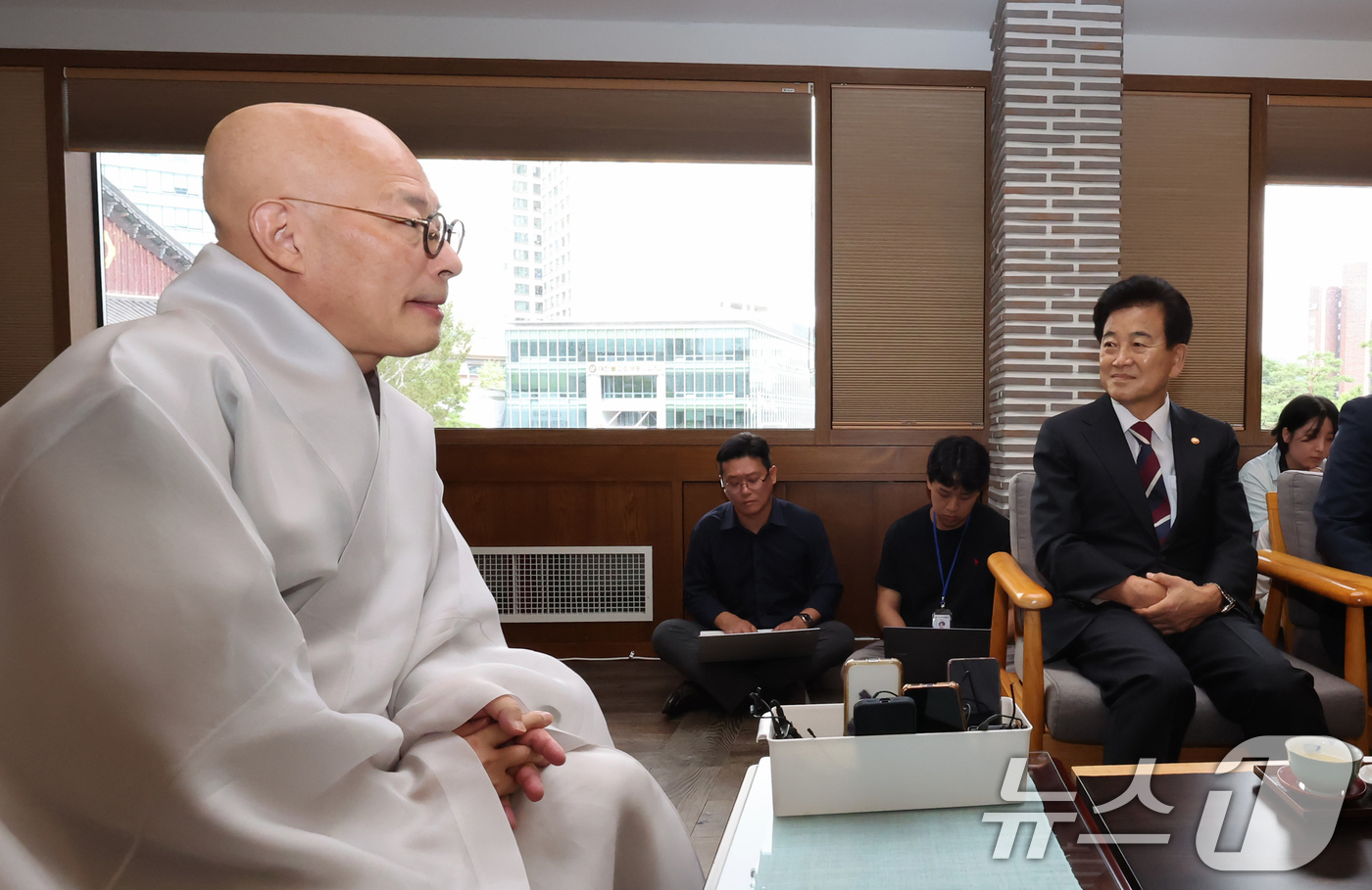 (서울=뉴스1) 장수영 기자 = 정동영 통일부 장관이 4일 오전 서울 종로구 조계사에서 조계종 총무원장인 진우 스님을 예방해 대화를 나누고 있다. 2025.8.4/뉴스1