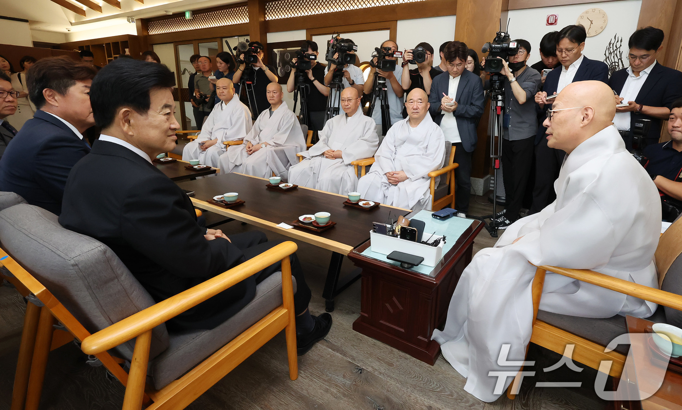 (서울=뉴스1) 장수영 기자 = 정동영 통일부 장관이 4일 오전 서울 종로구 조계사에서 조계종 총무원장인 진우 스님을 예방해 대화를 나누고 있다. 2025.8.4/뉴스1