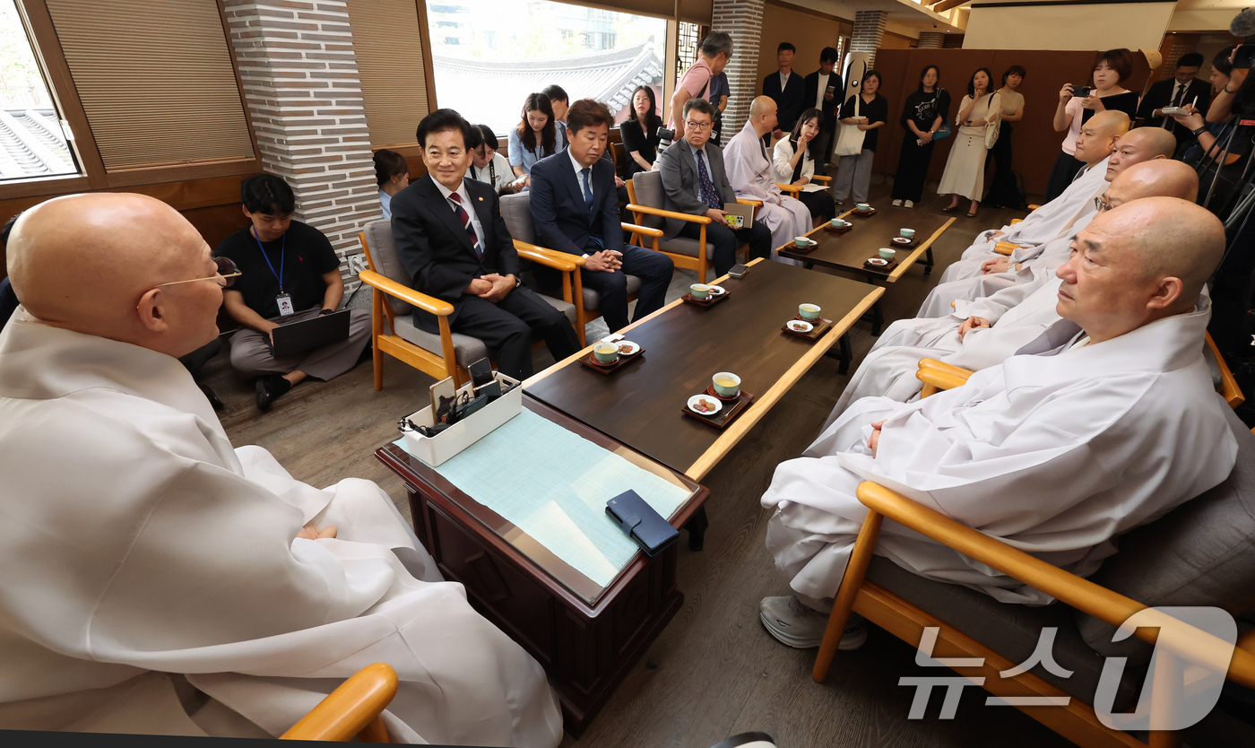 (서울=뉴스1) 장수영 기자 = 정동영 통일부 장관이 4일 오전 서울 종로구 조계사에서 조계종 총무원장인 진우 스님을 예방해 대화를 나누고 있다. 2025.8.4/뉴스1