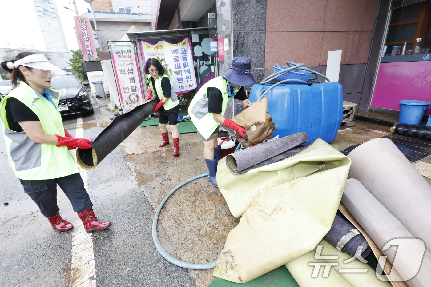 (무안=뉴스1) 김태성 기자 = 4일 전남 무안군 무안보건소 앞 한 식당이 전날 내린 폭우로 침수돼 사회복지협의회 회원들과 상인들이 가게를 정리하고 있다. 2025.8.4/뉴스1