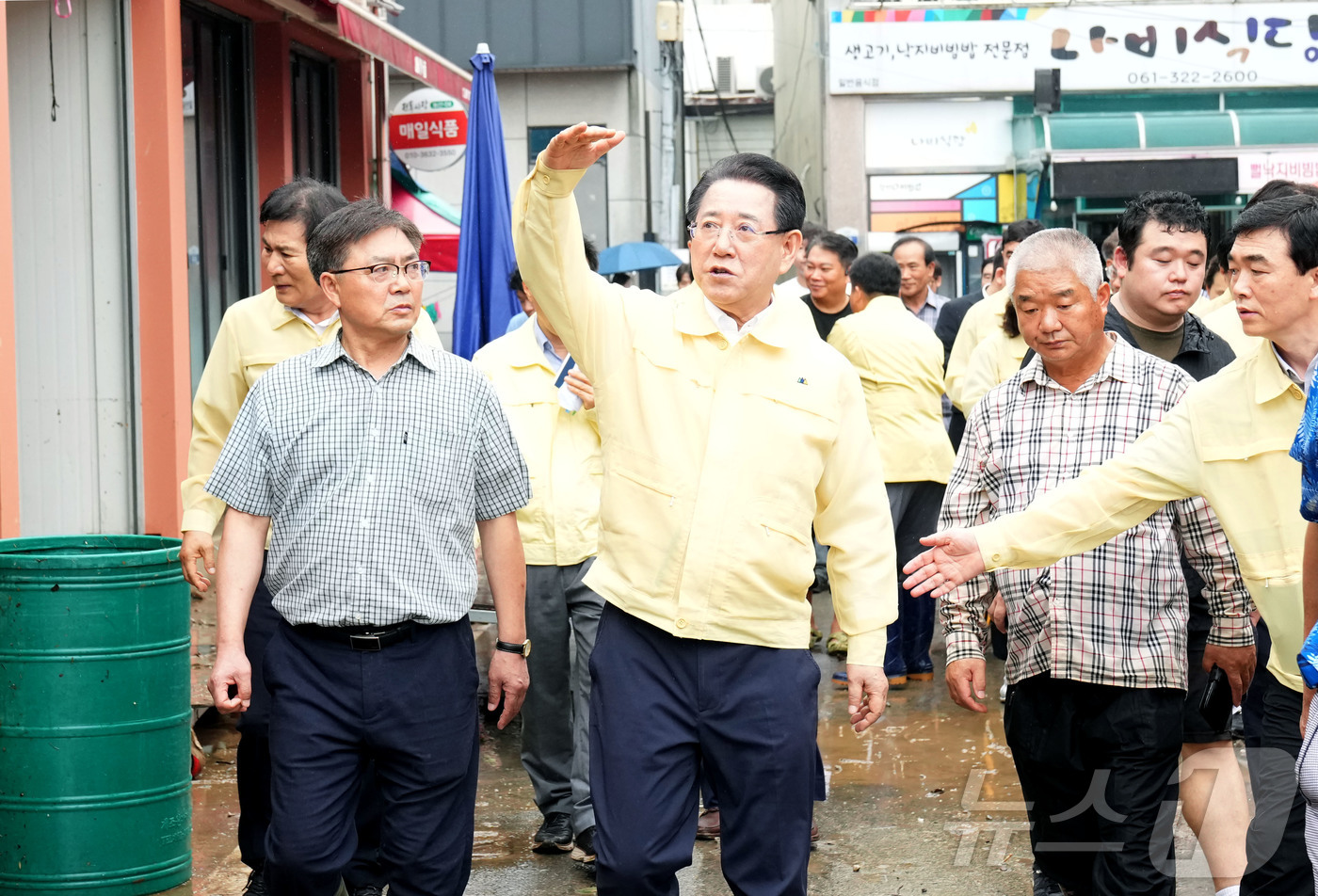 (무안=뉴스1) 전원 기자 = 김영록 전라남도지사가 4일 오전 극한호우가 쏟아진 함평군 천지전통시장 피해 현장을 방문, 피해 현황을 청취하고 신속한 복구 대책을 당부하고 있다(전남 …