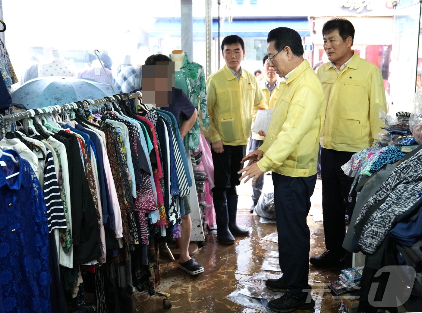 (무안=뉴스1) 전원 기자 = 김영록 전라남도지사가 4일 오전 극한호우가 쏟아진 함평군 천지전통시장 피해 현장을 방문, 피해 현황을 청취하고 신속한 복구 대책을 당부하고 있다.(전 …