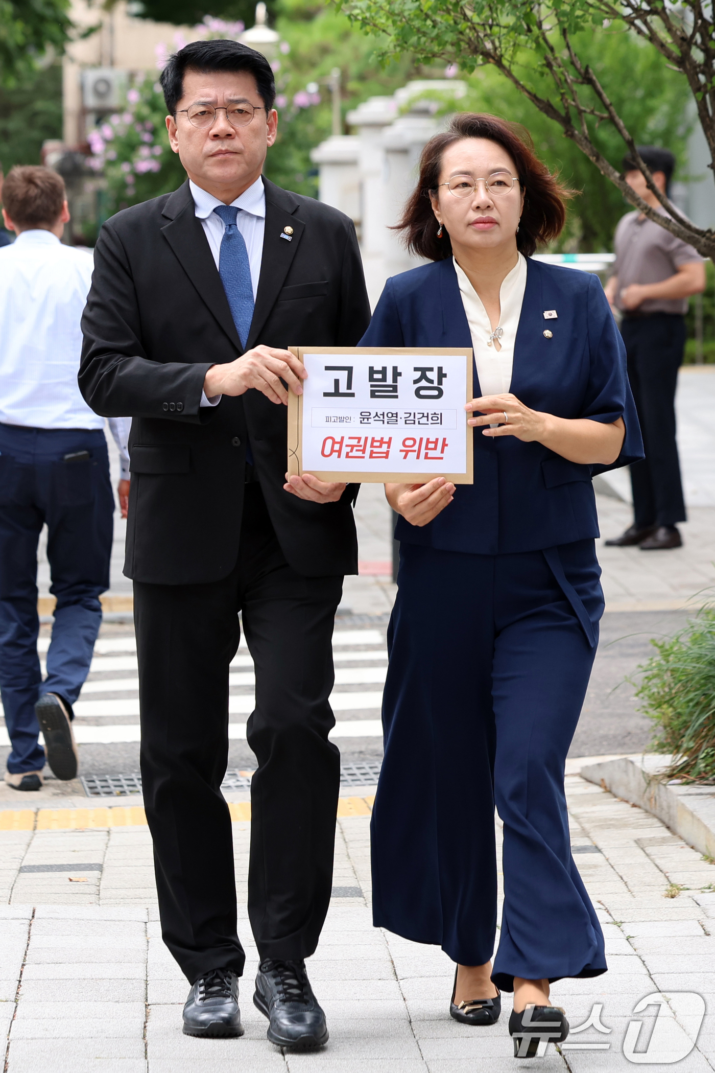 (서울=뉴스1) 황기선 기자 = 조국혁신당 김준형, 백선희 의원이 4일 오전 서울 서대문구 경찰청에서 윤석열 전 대통령과 김건희 여사에 대한 실정법·여권법 위반 고발장을 제출하기 …