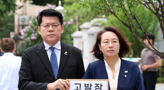 조국혁신당, 윤석열·김건희 여권법 위반 고발장 제출