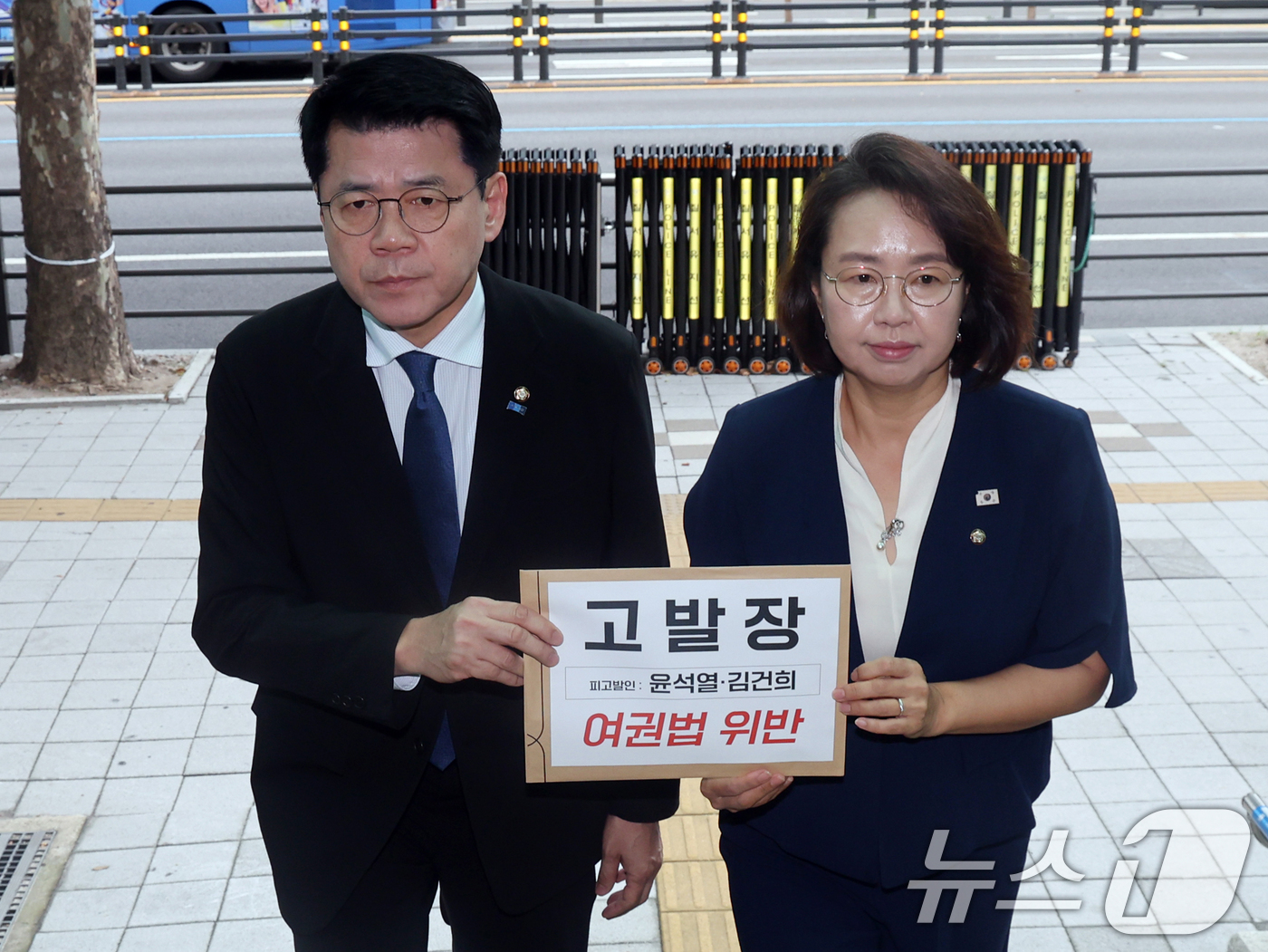 (서울=뉴스1) 황기선 기자 = 조국혁신당 김준형, 백선희 의원이 4일 오전 서울 서대문구 경찰청에서 윤석열 전 대통령과 김건희 여사에 대한 실정법·여권법 위반 고발장을 제출하기 …