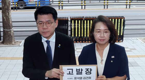 윤석열·김건희 여권법 위반 고발장 제출하는 조국혁신당