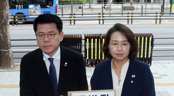 조국혁신당, 윤석열·김건희 여권법 위반 고발장 제출