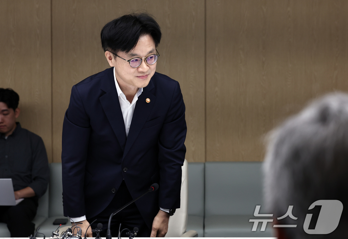 (서울=뉴스1) 구윤성 기자 = 김정관 산업통상자원부 장관이 4일 오전 서울 중구 대한상공회의소에서 열린 대미 통상전략 라운드 테이블에 참석해 인사하고 있다. 2025.8.4/뉴스 …