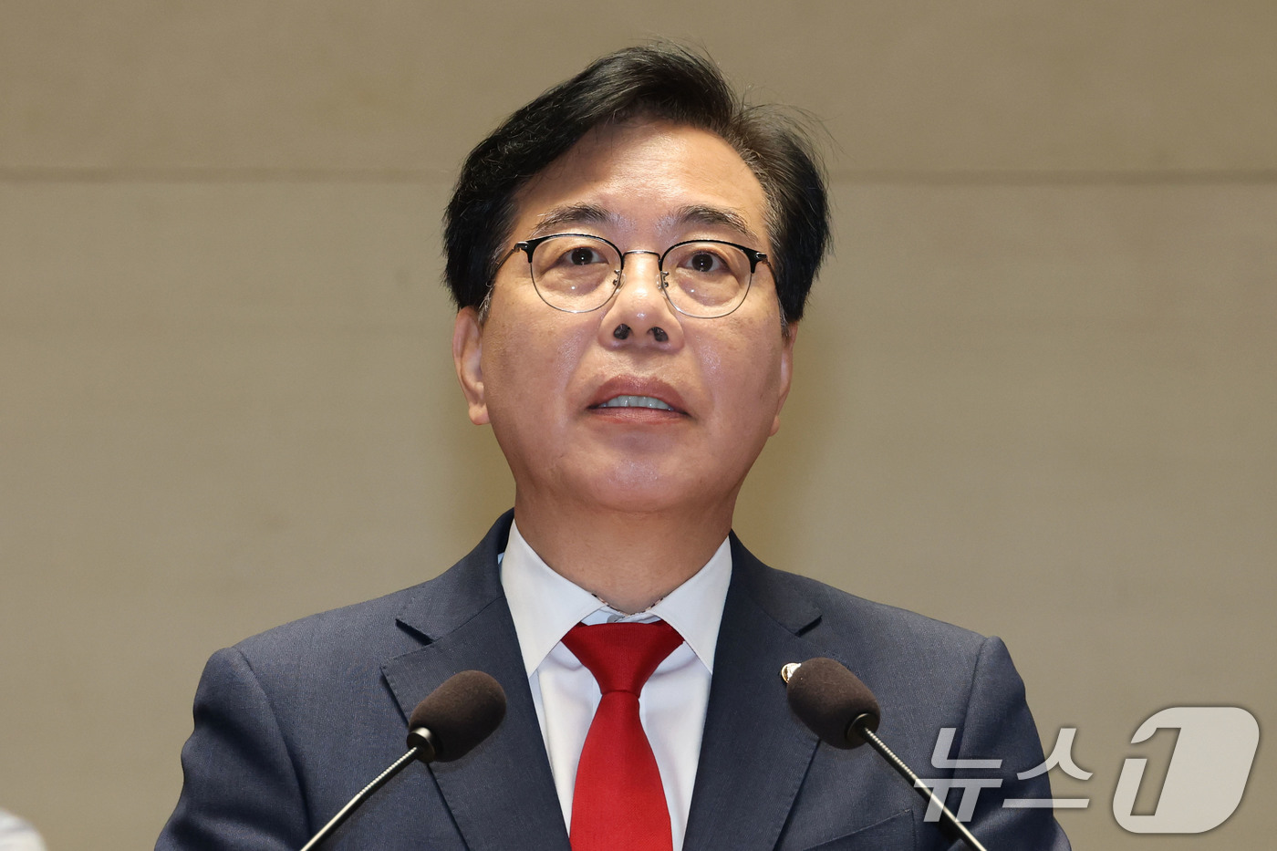 (서울=뉴스1) 이광호 기자 = 송언석 국민의힘 비상대책위원장 겸 원내대표가 4일 오전 서울 여의도 국회에서 열린 의원총회에서 발언하고 있다.  2025.8.4/뉴스1