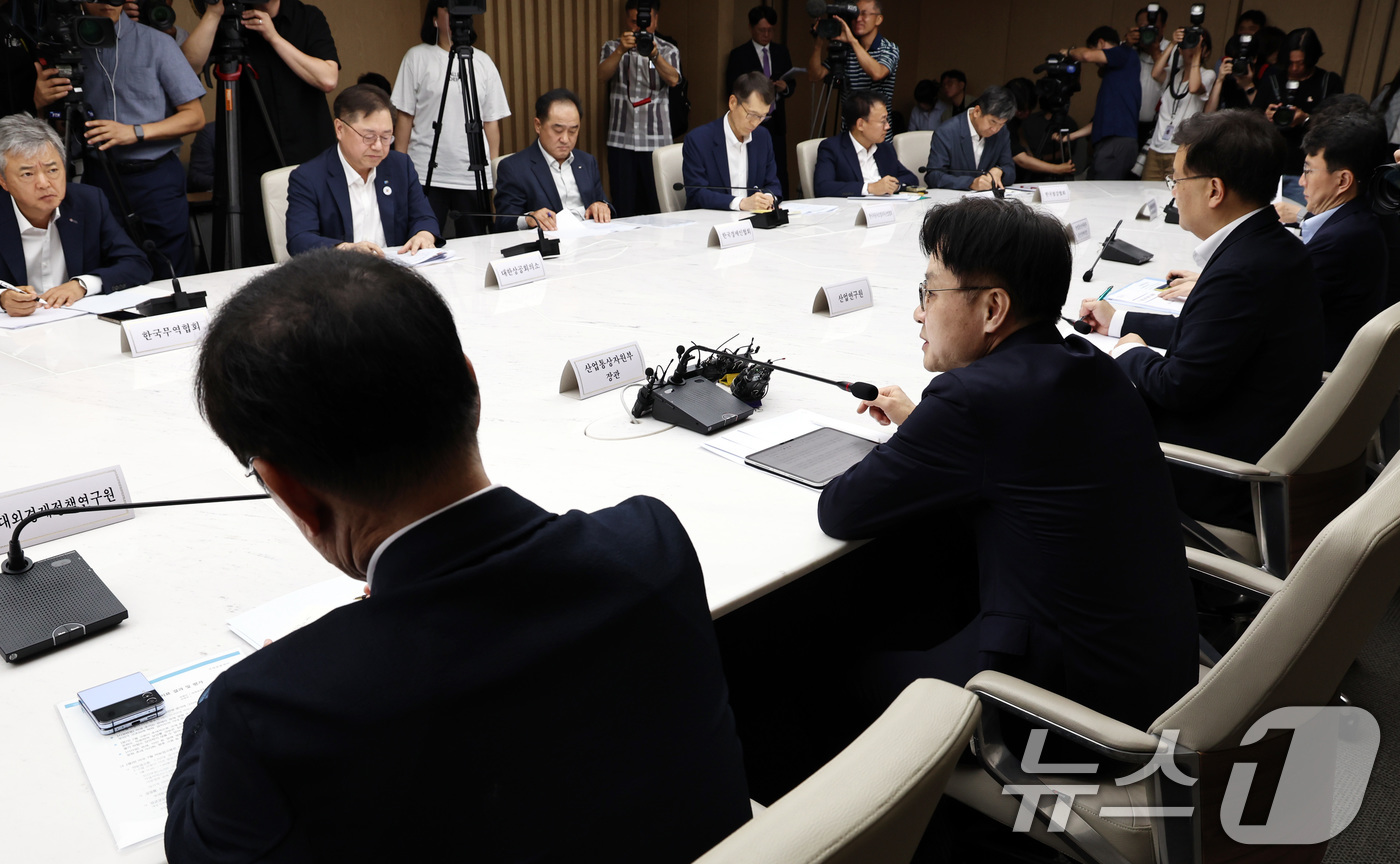 (서울=뉴스1) 구윤성 기자 = 김정관 산업통상자원부 장관이 4일 오전 서울 중구 대한상공회의소에서 열린 대미 통상전략 라운드 테이블에서 모두발언을 하고 있다. 2025.8.4/뉴 …