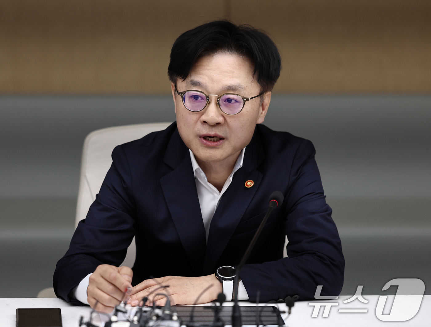 (서울=뉴스1) 구윤성 기자 = 김정관 산업통상자원부 장관이 4일 오전 서울 중구 대한상공회의소에서 열린 대미 통상전략 라운드 테이블에서 모두발언을 하고 있다. 2025.8.4/뉴 …