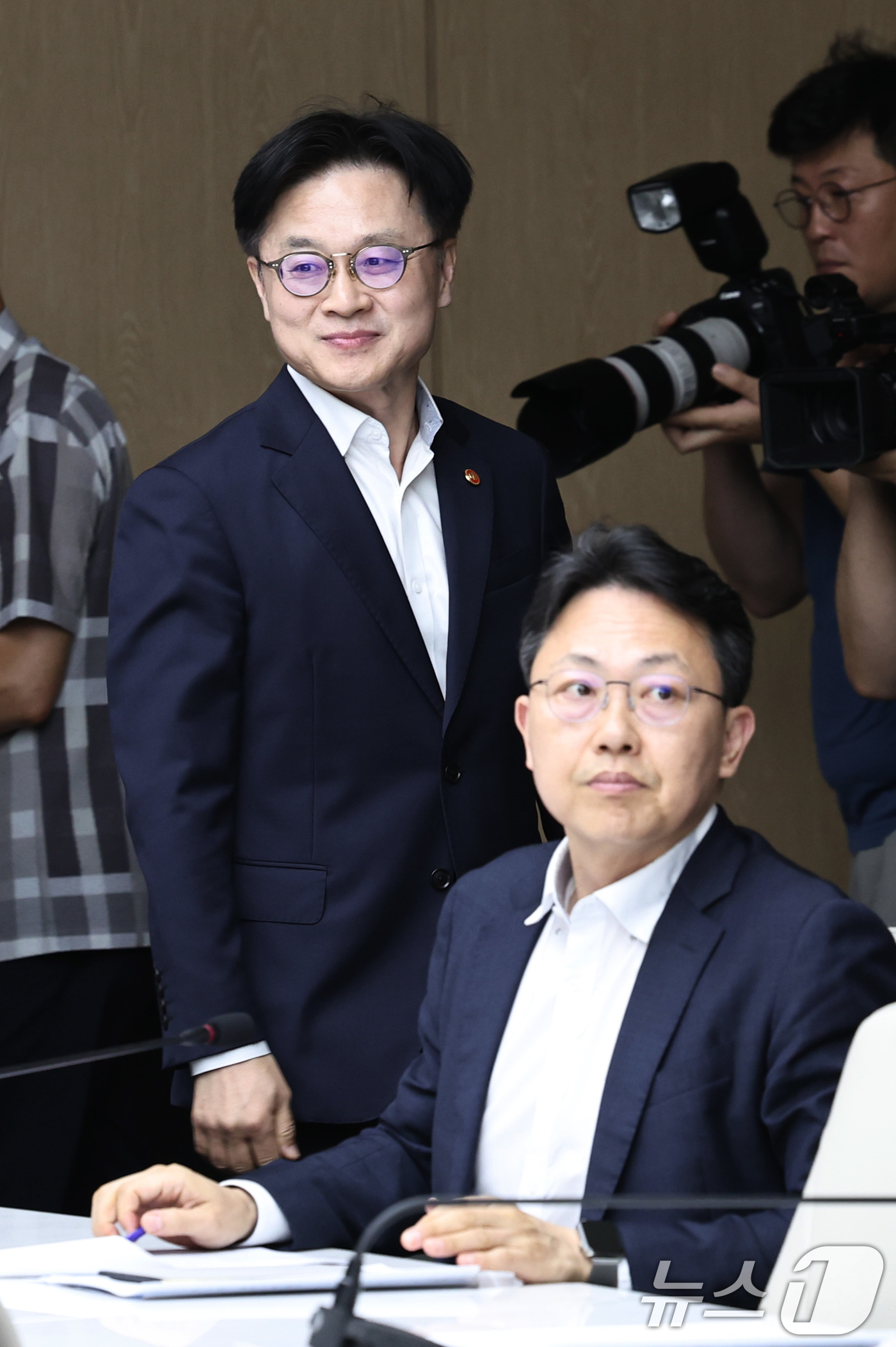 (서울=뉴스1) 구윤성 기자 = 김정관 산업통상자원부 장관이 4일 오전 서울 중구 대한상공회의소에서 열린 대미 통상전략 라운드 테이블에 참석하고 있다. 오른쪽은 김영만 통상정책총괄 …