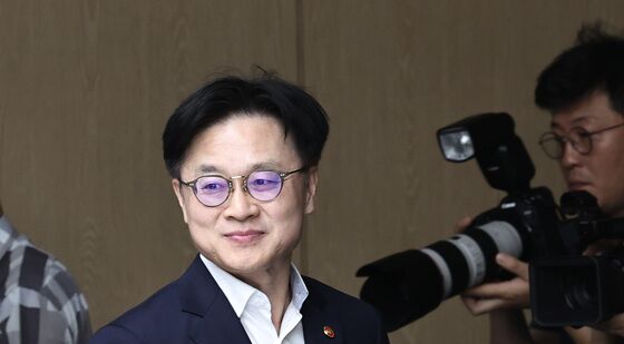 라운드테이블 참석하는 김정관 장관