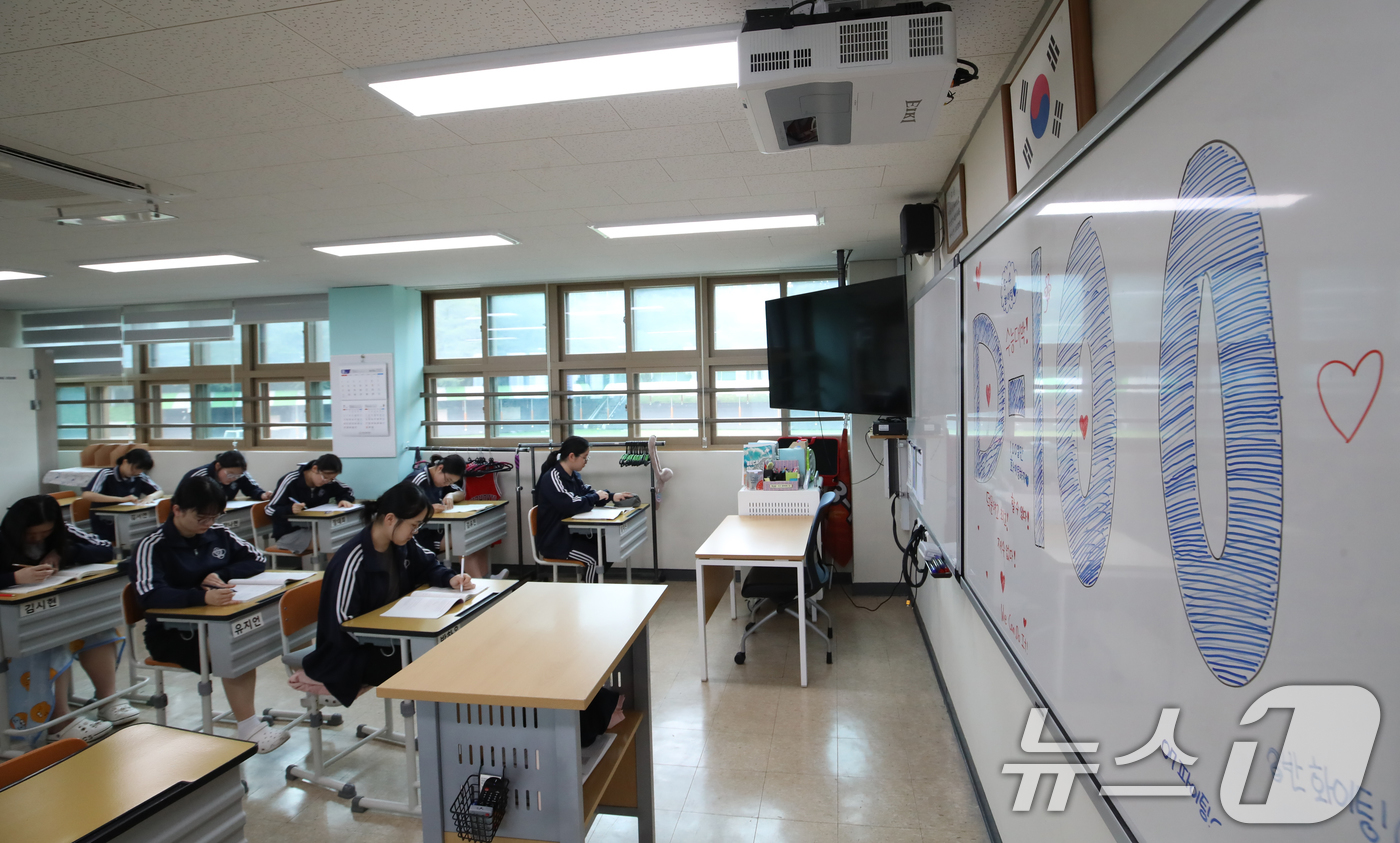 (부산=뉴스1) 윤일지 기자 = 2026학년도 대학수학능력시험 D-100일을 하루 앞둔 4일 부산 수영구 덕문여자고등학교 3학년 교실에서 수험생들이 자습을 하고 있다.  2025. …