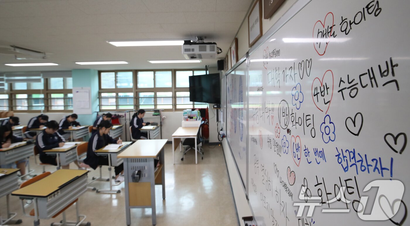 본문 이미지 - 2026학년도 대학수학능력시험 D-100일을 하루 앞둔 4일 부산 수영구 덕문여자고등학교 3학년 교실에서 수험생들이 자습을 하고 있다. 2025.8.4/뉴스1 ⓒ News1 윤일지 기자