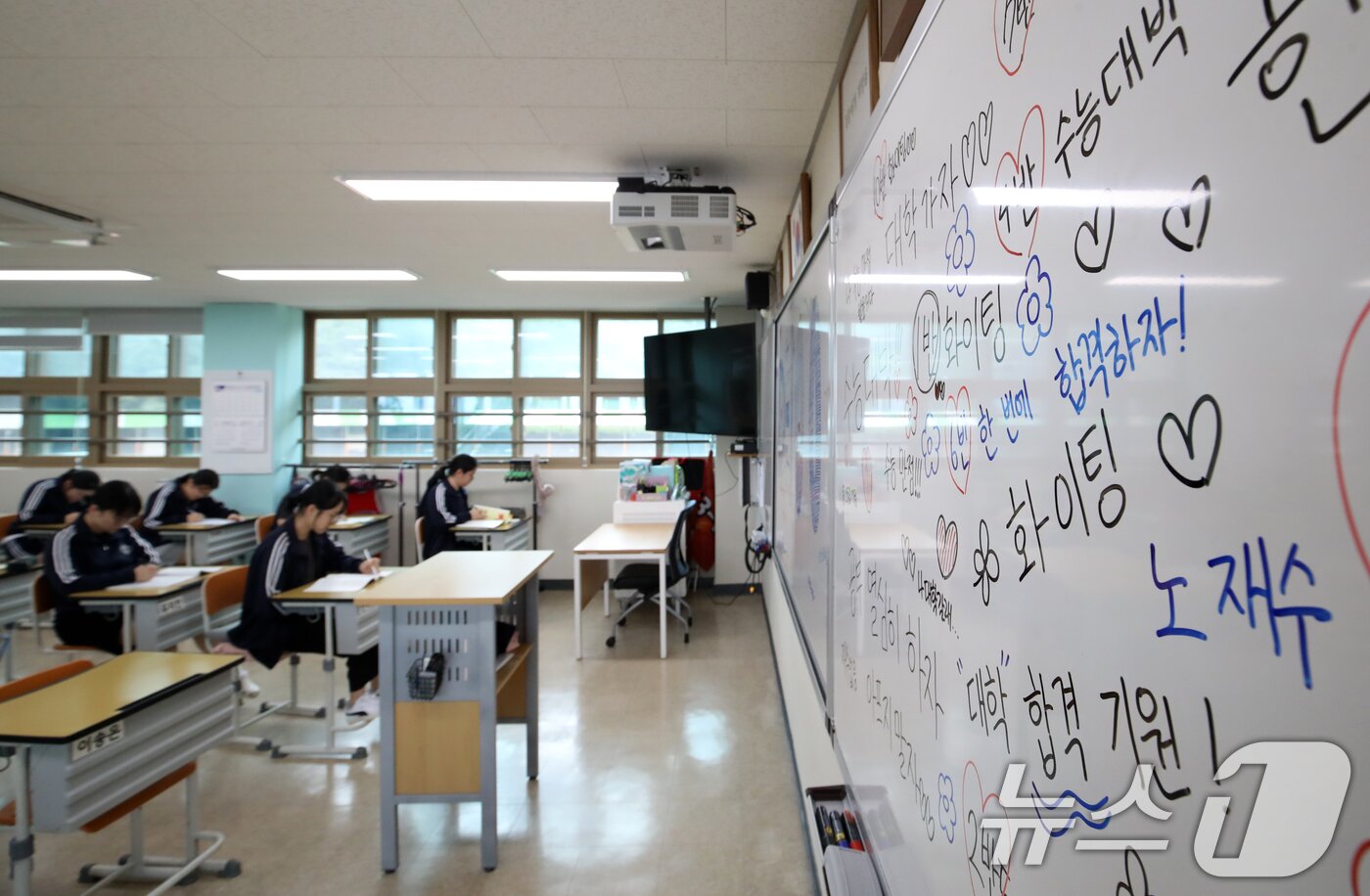 본문 이미지 - 2026학년도 대학수학능력시험 D-100일을 하루 앞둔 4일 부산 수영구 덕문여자고등학교 3학년 교실에서 수험생들이 자습을 하고 있다. 2025.8.4/뉴스1 ⓒ News1 윤일지 기자
